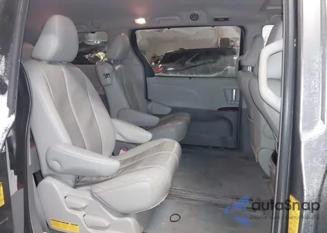 2013 Toyota Sienna Xle V6 8 Passenger z USA, uszkodzony, nr VIN 5TDYK3DCXDS375822